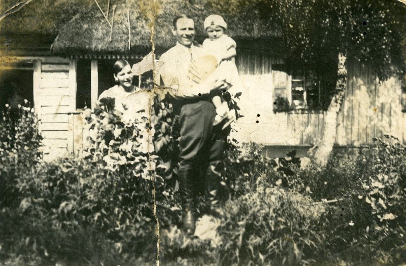 KKE 4039.jpg - Stefania (Sacewicz) i Wiktor Kluk z córką Aliną Kluk, Kojryszki, 1936-37 r.